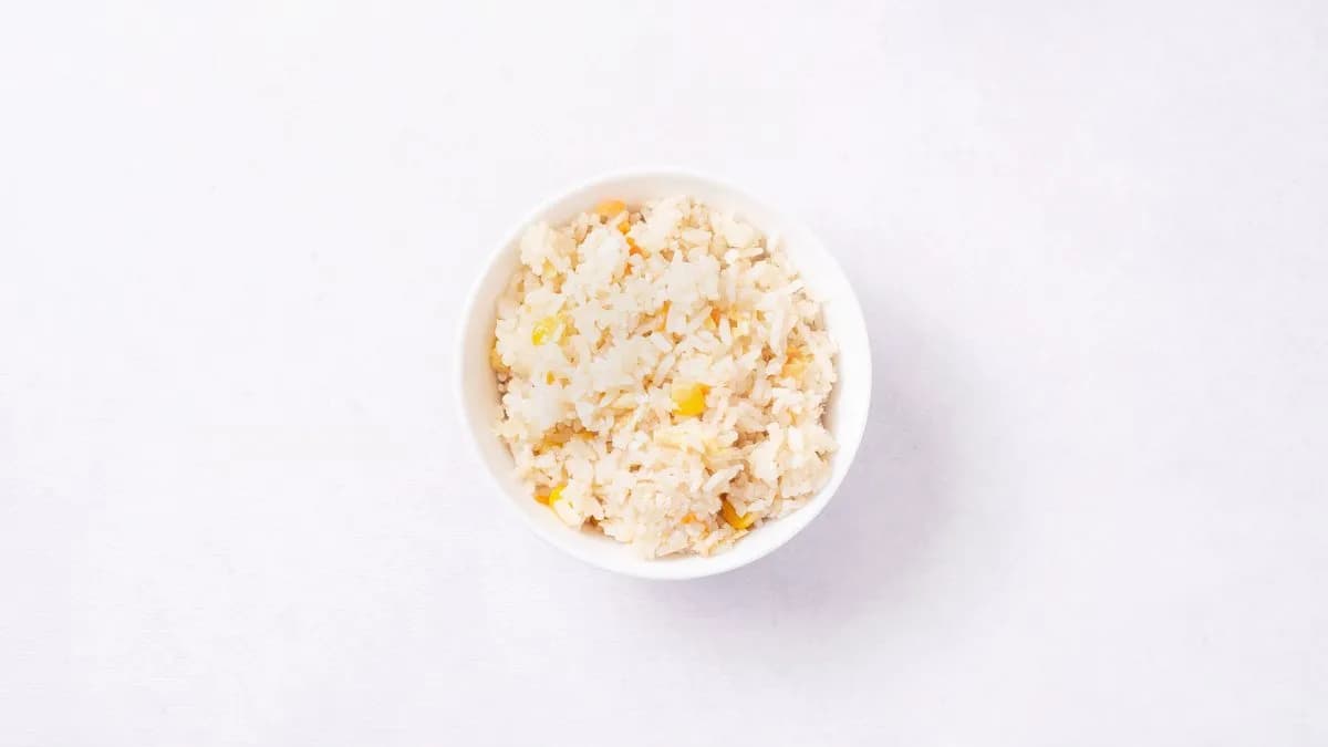 Ryż smażony z sosem sojowym, jajkiem i przyprawami