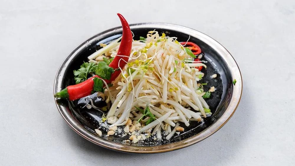 Kiełki sojowe smażone na woku z wieprzowiną