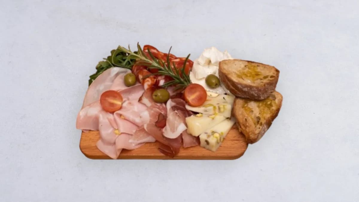 Deska włoskich wędlin i serów