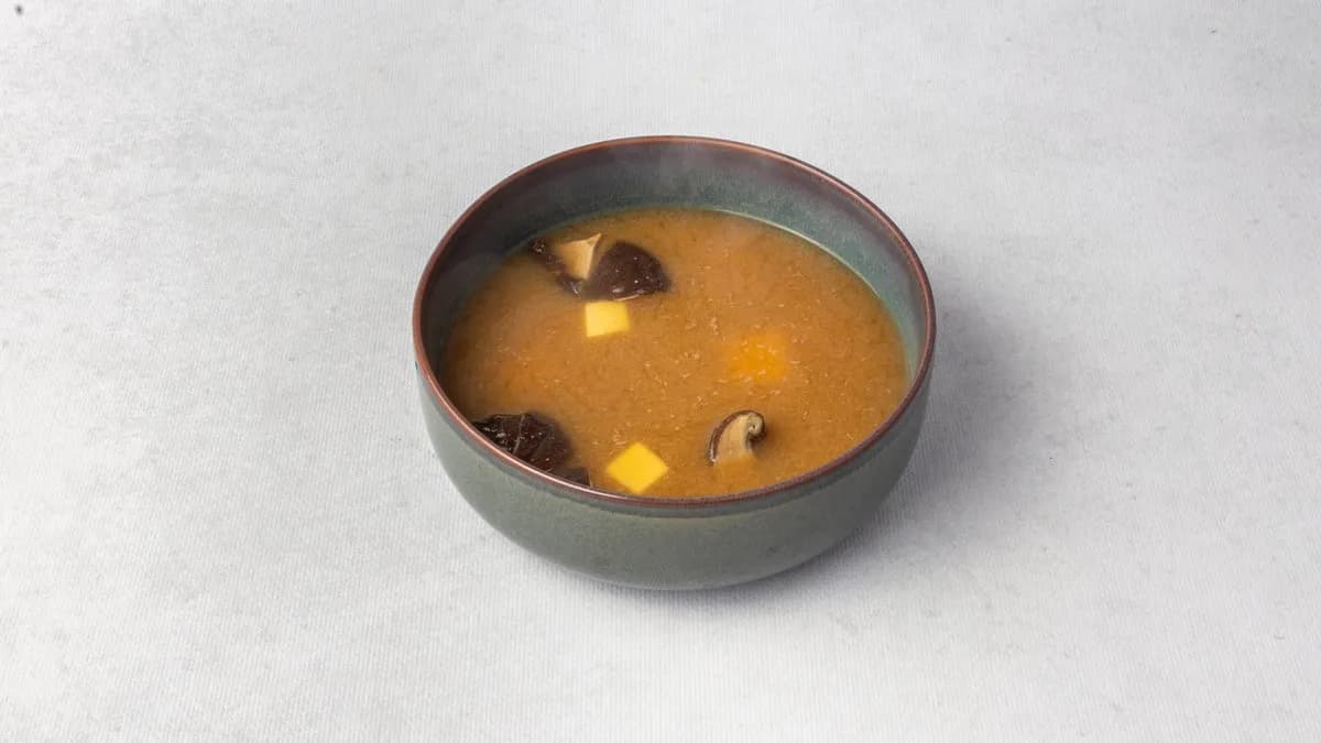 Zupa miso z łososiem