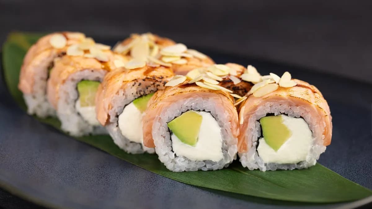 URAMAKI PHILADELPHIA ŁOSOŚ OPALANY