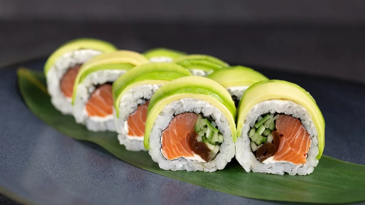 URAMAKI ŁOSOŚ SUROWY W AWOKADO