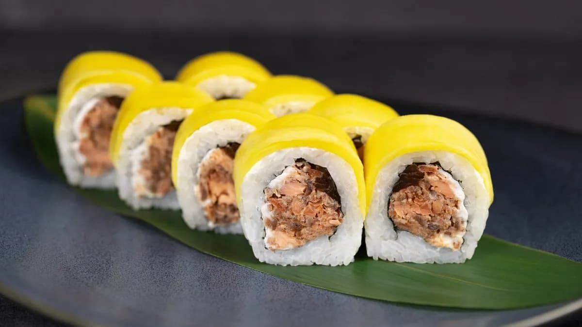 URAMAKI Z ŁOSOSIEM PIECZONYM W MANGO