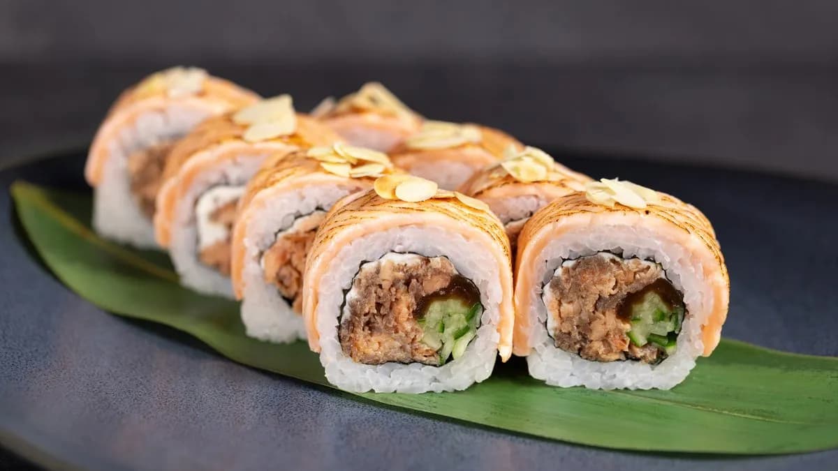 URAMAKI Z ŁOSOSIEM PIECZONYM - ŁOSOŚ OPALANY