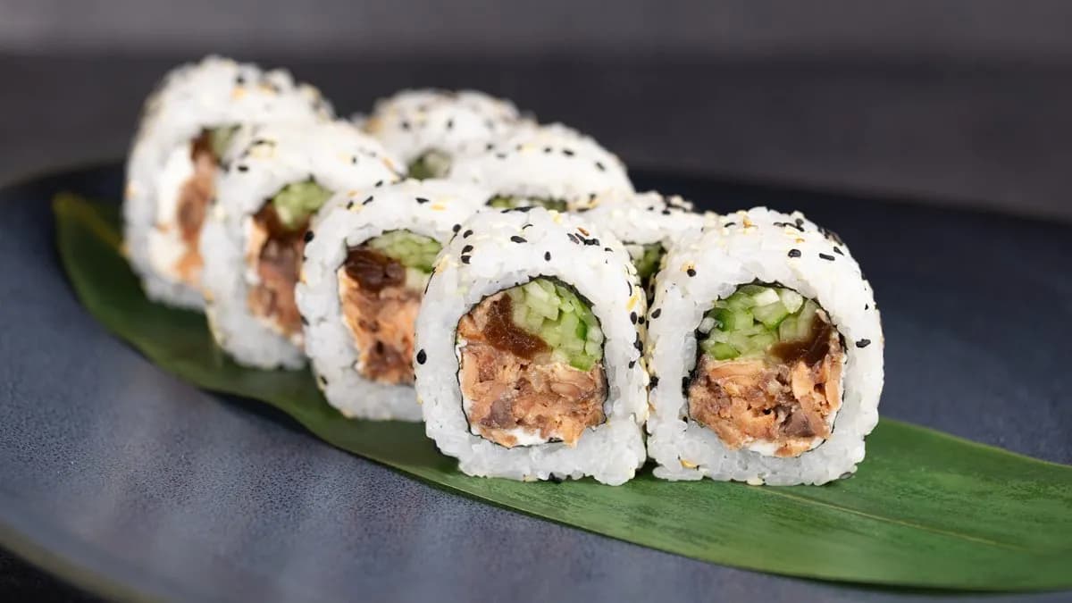 URAMAKI ŁOSOŚ PIECZONY W SEZAMIE