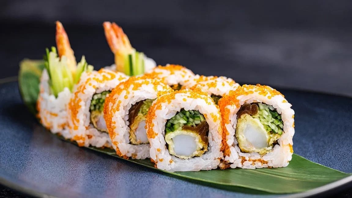 URAMAKI KREWETKA TEMPURA W TOBIKO