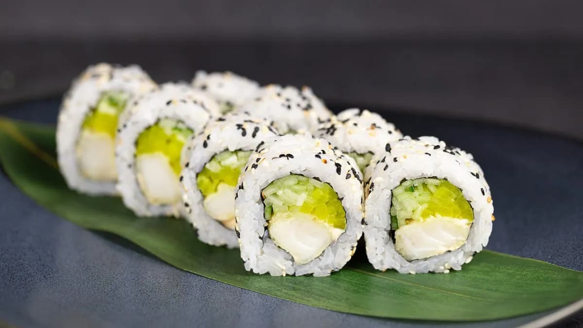 URAMAKI DORADA TEMPURA W SEZAMIE