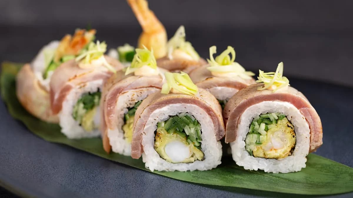 URAMAKI KREWETKA TEMPURA W TUŃCZKU OPALANYM