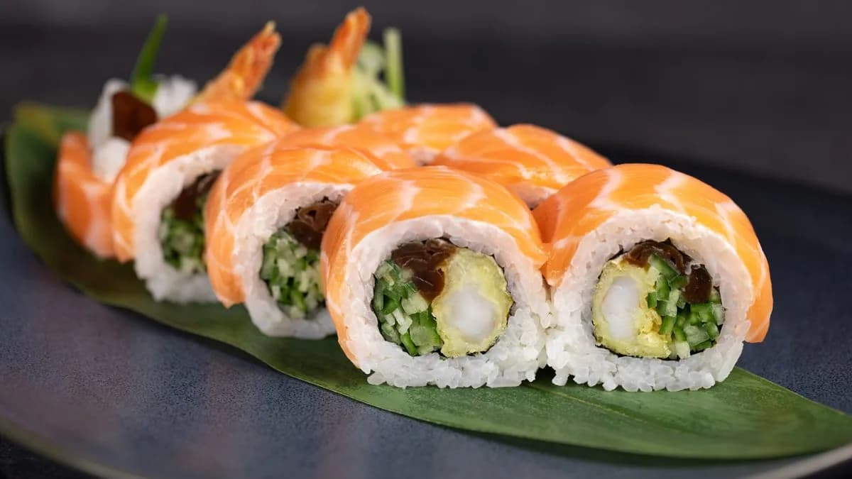 URAMAKI KREWETKA W TEMPURZE W ŁOSOSIE