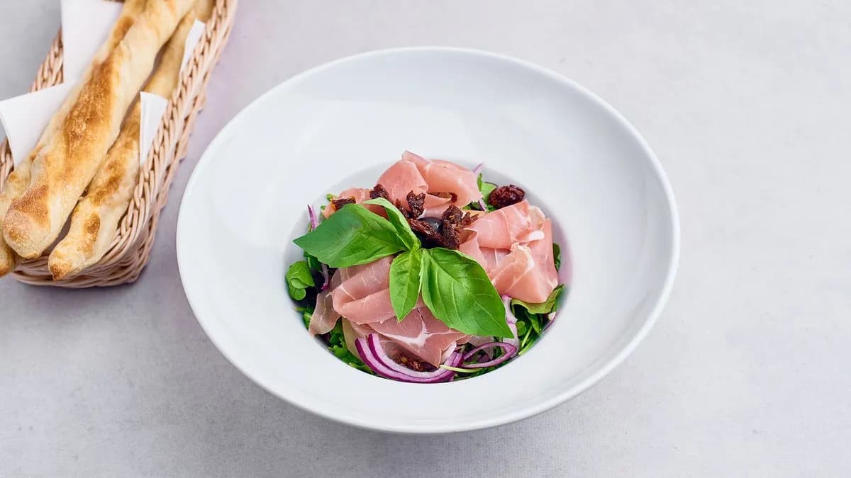 Sałata z szynką parmeńską