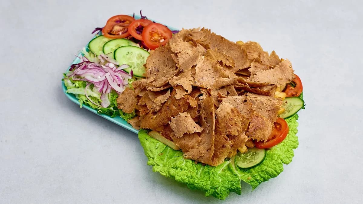 Kebab z wołowiną na talerzu