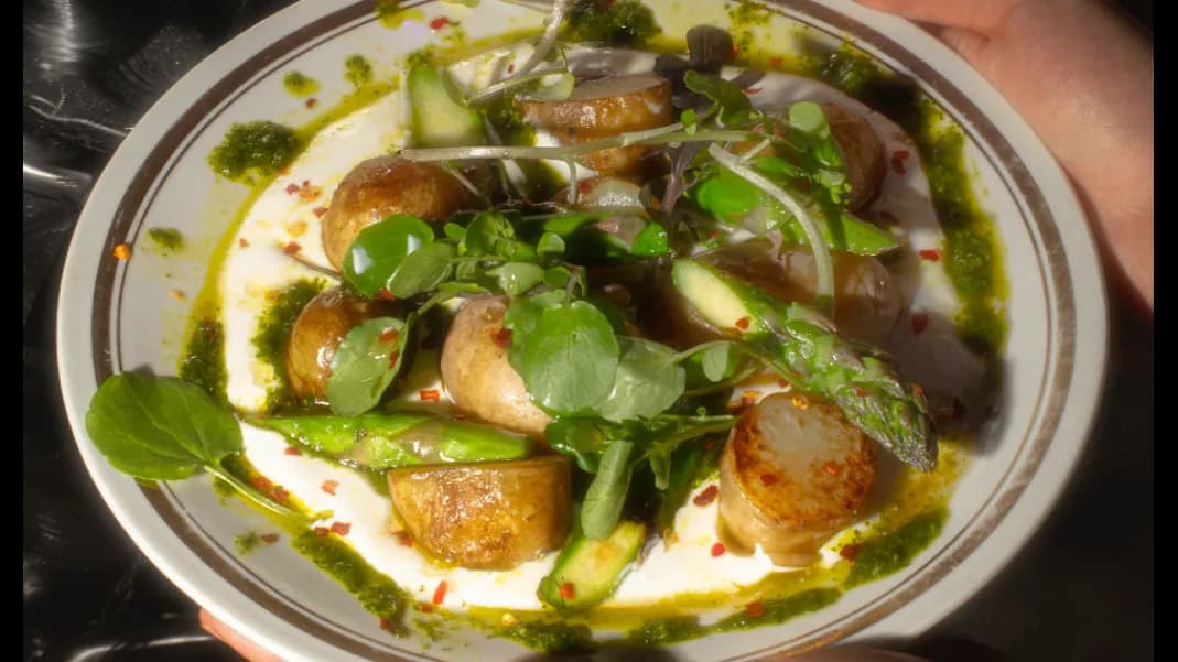 Młode ziemniaki z fasolką szparagową i kremową fetą na maślance