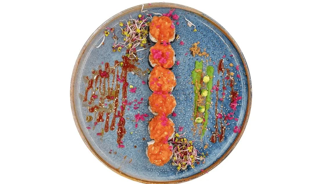 Futomaki z tatarem z łososia (6 szt.)