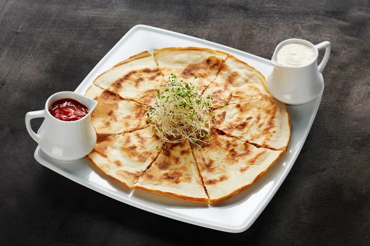 QUESADILLA Z BOCZNIAKIEM I SZALOTKĄ 420 g