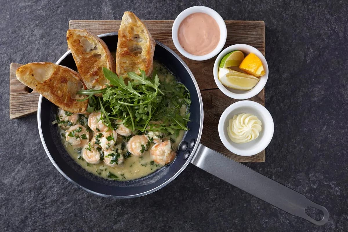 KREWETKI TYGRYSIE NA GORĄCEJ PATELNI (8 szt) 450g