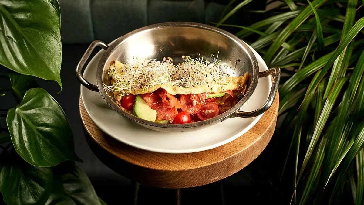 Omlet fitness z dzikim łososiem i awokado