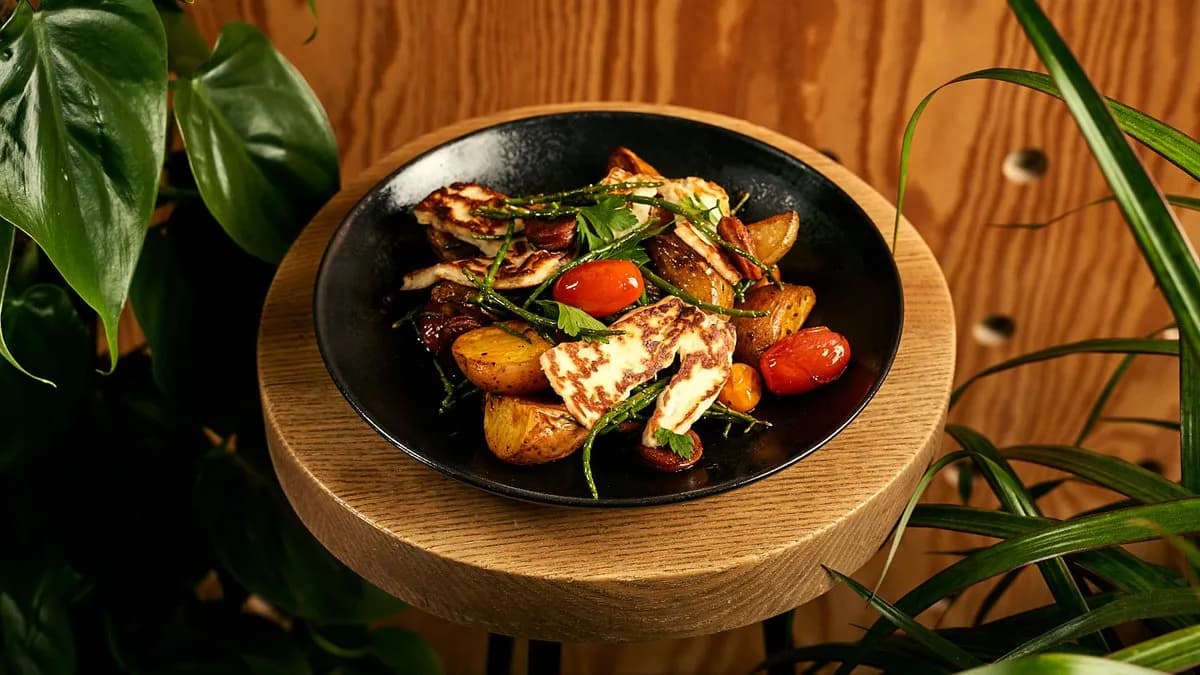 Grillowane halloumi ze szparagami morskimi