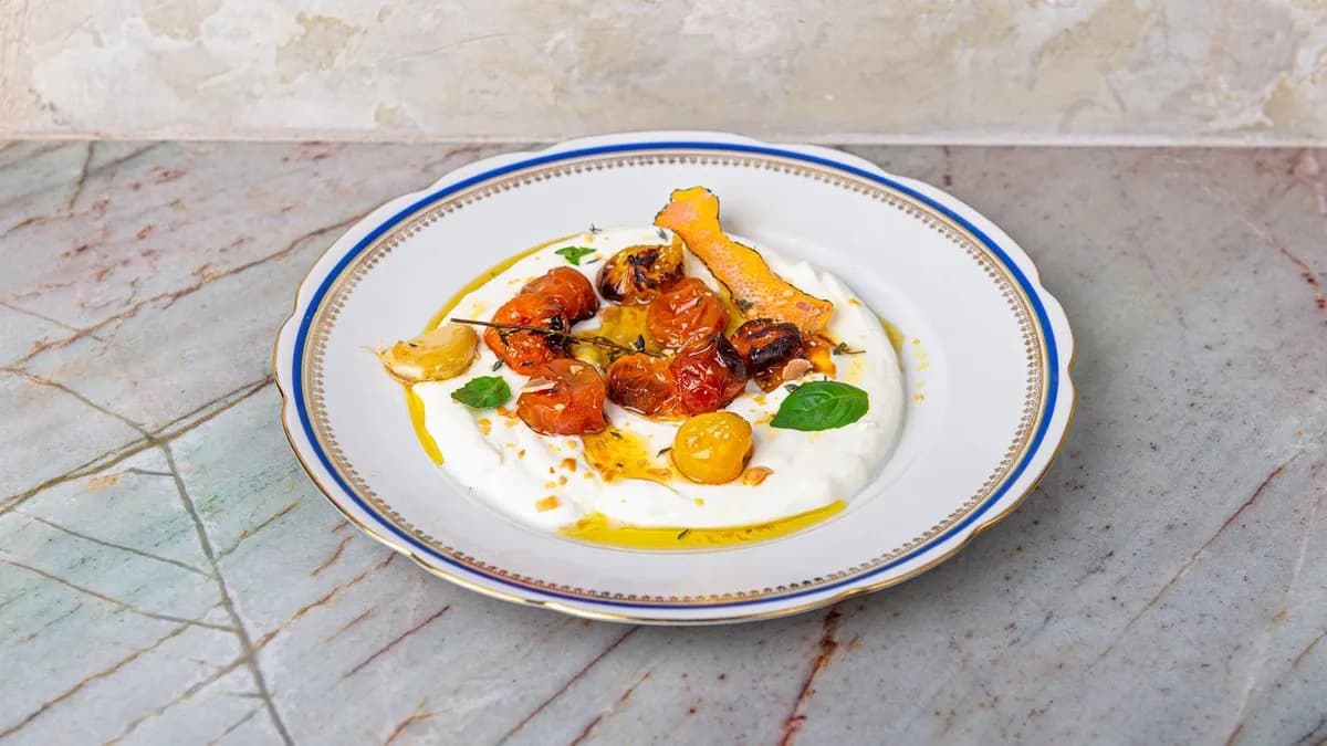 Labneh z pieczonymi pomidorkami