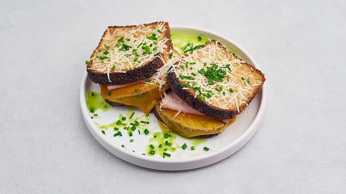 Grillowane tosty z szynką i serem