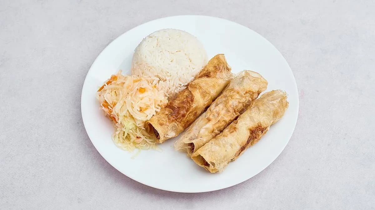 Sajgonki z surówką i ryżem