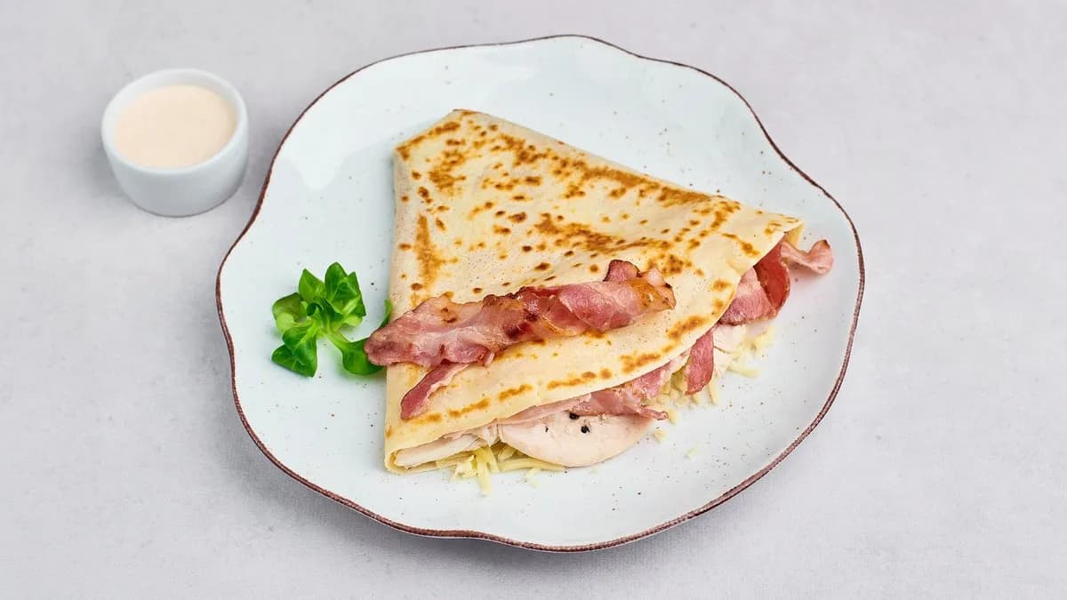 Naleśnik z kurczakiem i bekonem