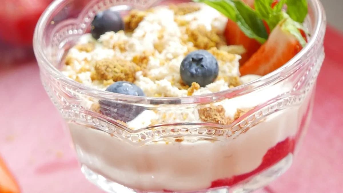 Mus chałwowy z kruszonymi ciasteczkami migdałowymi