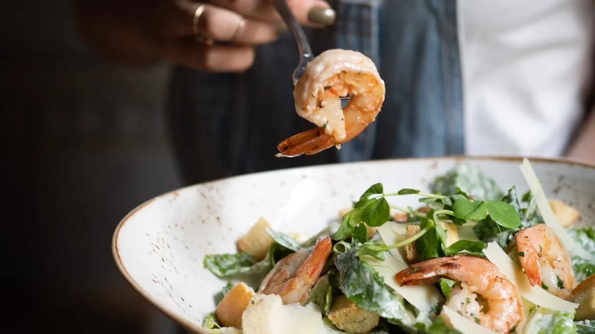 Autentyczny Cezar z krewetkami