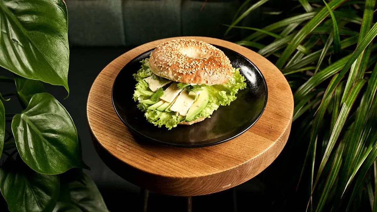 Kanapka z camembert, awokado i kolendrą