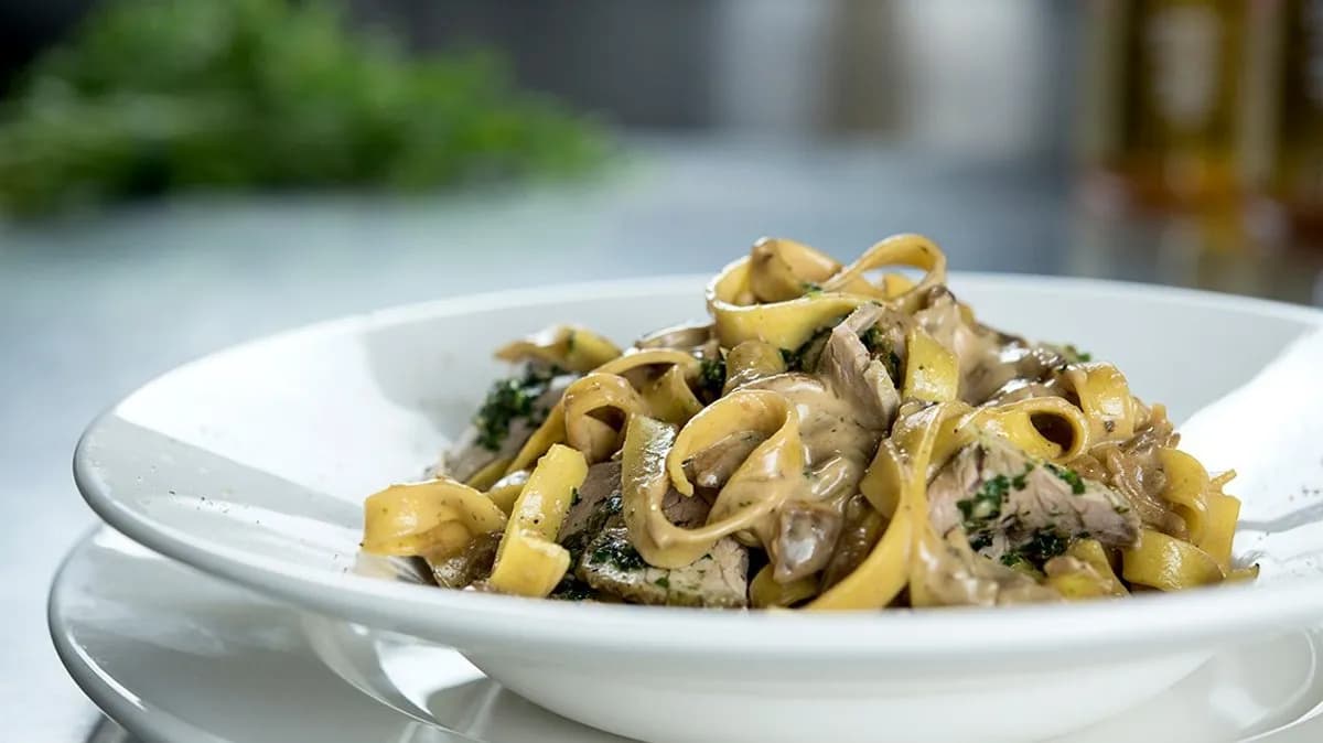 Tagliatelle z patkami polędwicy