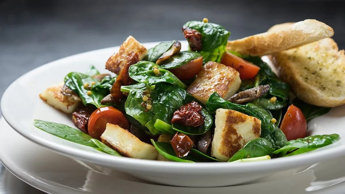 Sałatka z serem halloumi 🌿