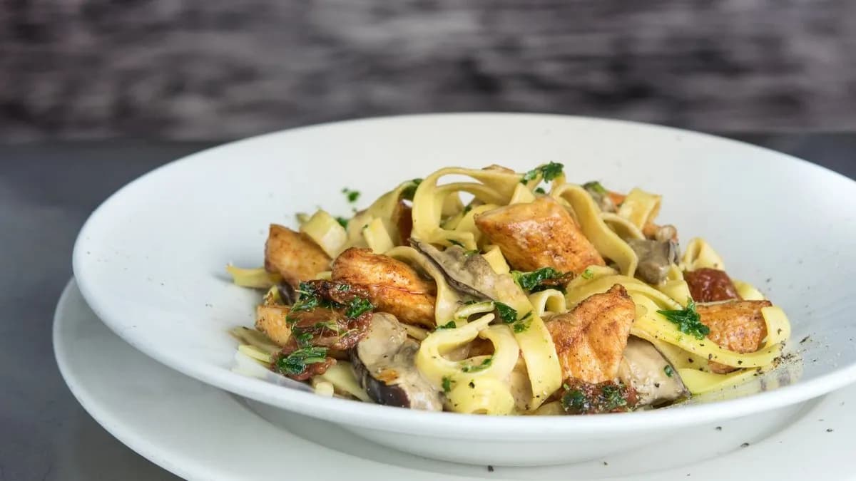 Tagliatelle z sosem grzybowym z kurczakiem