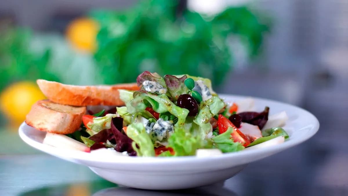 Sałatka z serem pleśniowym na plastrach gruszki i kurczakiem