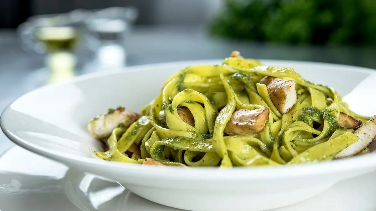 Tagliatelle w bazyliowym pesto i smażonym kurczakiem
