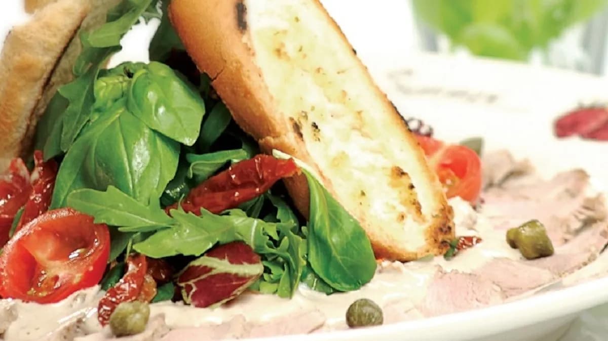 Plastry pieczonej polędwiczki wieprzowej w sosie z tuńczyka