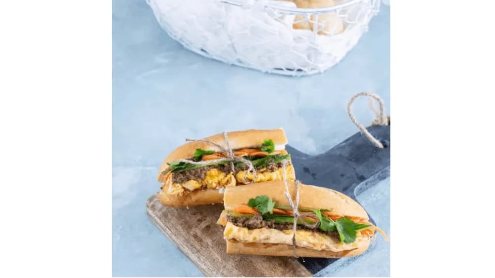 Kanapka z Pasztetem i Smażonym Jajkiem