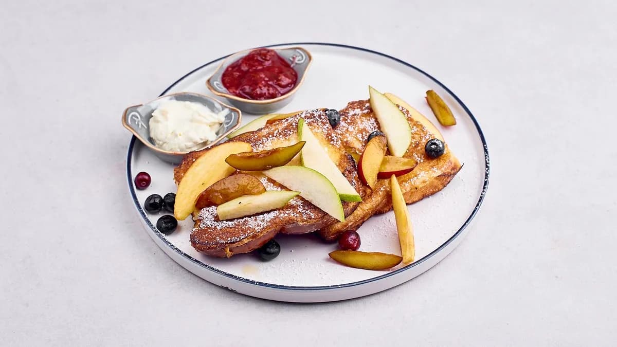 Brioche na gorąco z domową konfiturą i masłem orzechowym