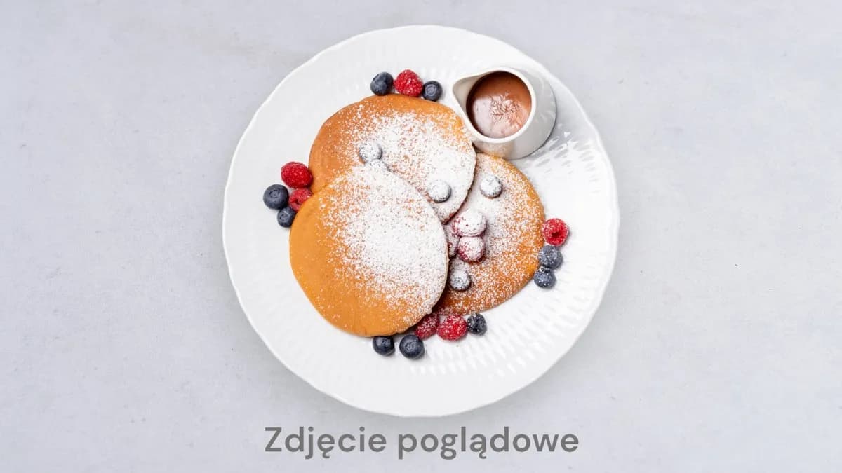 Pancakes z cukrem pudrem i sezonowymi owocami