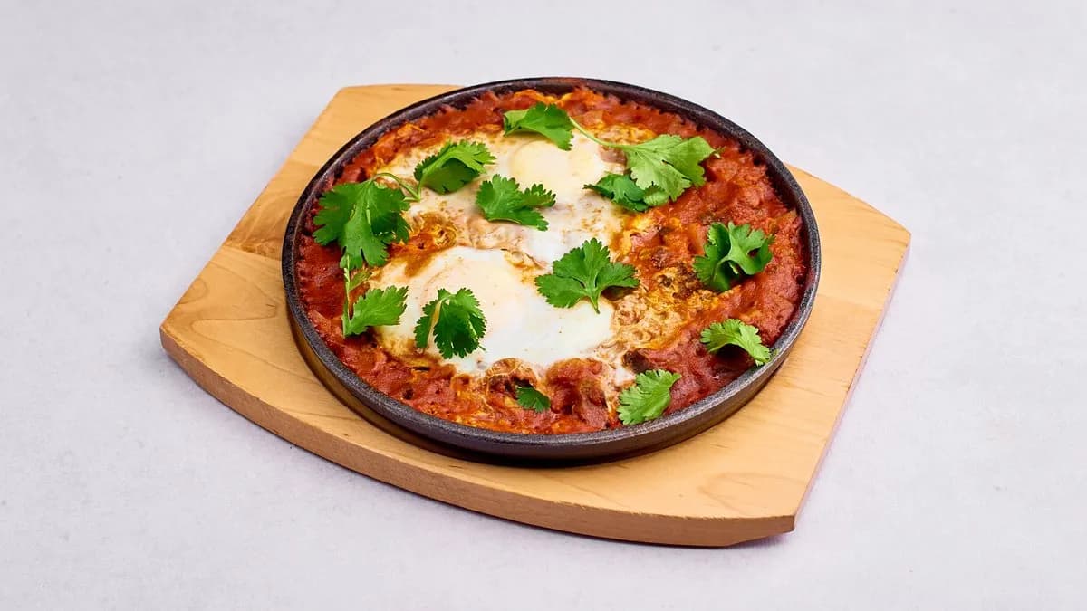 Szakszuka - jajka w pomidorach z ziołami, grillowanymi paprykami, chorizo