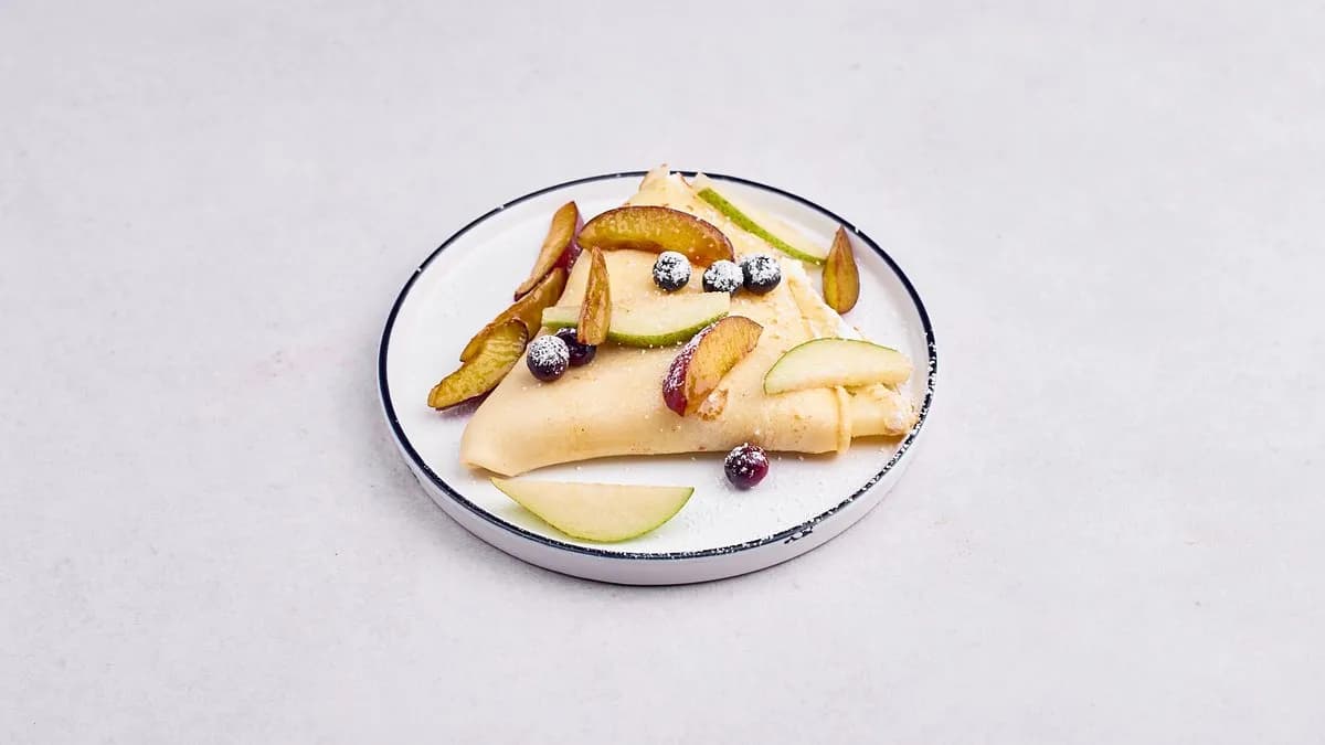 Naleśniki z wyjątkowo pysznym twarożkiem i sezonowymi owocami