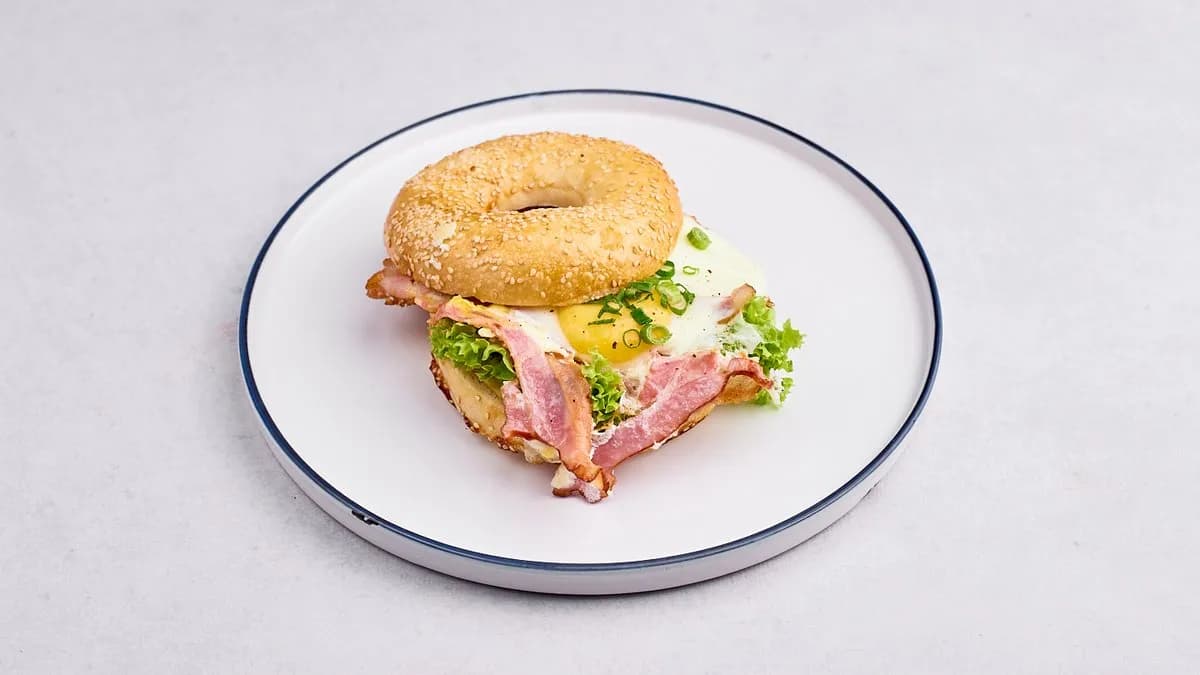 Bajgiel z jajkiem sadzonym i bekonem