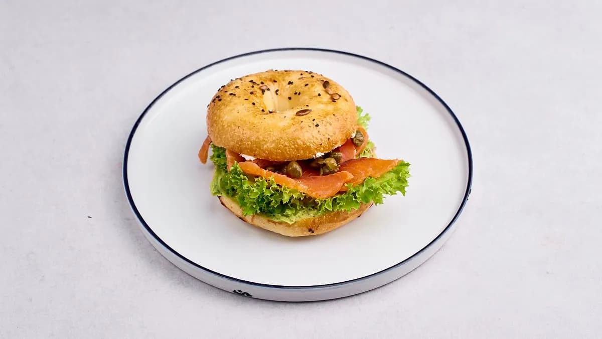 Bajgiel z łososiem gravlax