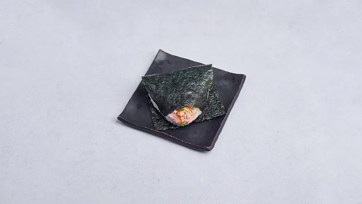 Onigiri z łososiem