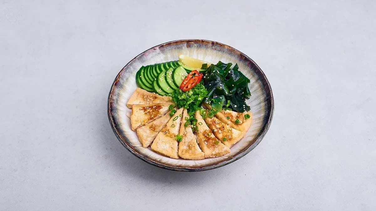 Udon sałatka ze smażonym tofu