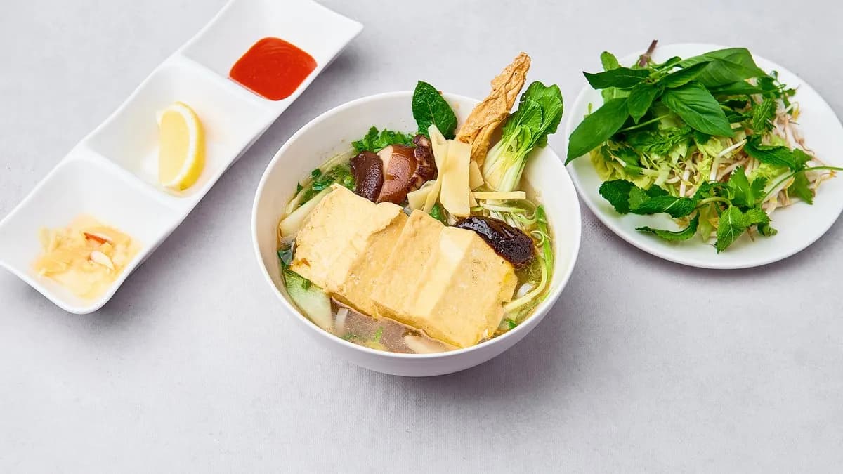 Pho z tofu i warzywami oraz pastą chili