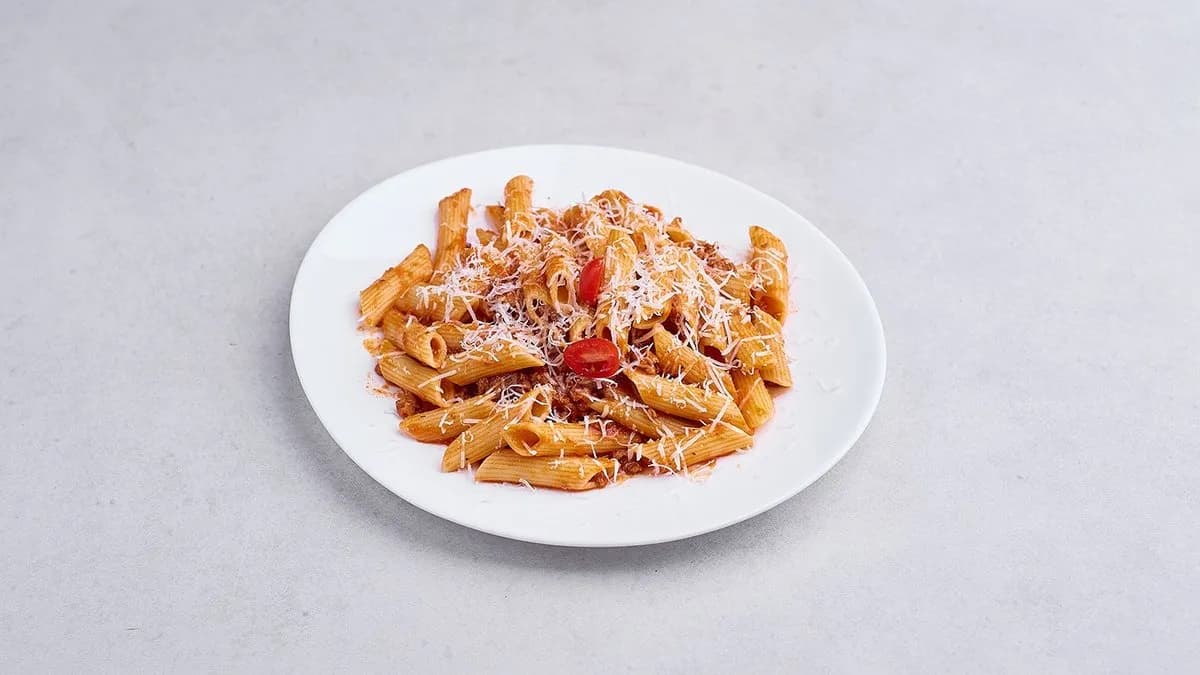 Penne z sosem bolognese z parmezanem