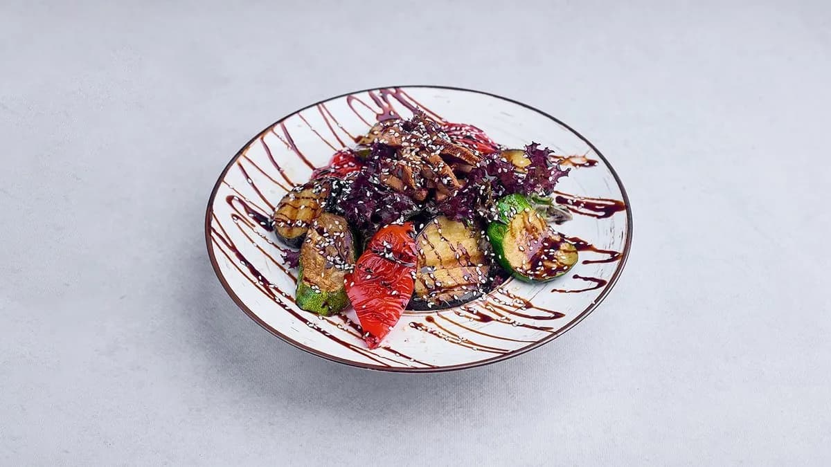 Na ciepło z cielęciną, warzywami z grilla oraz mieszanką sałat