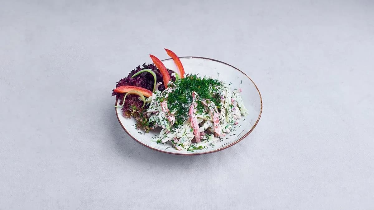 Kurczak z warzywami i ziołami w sosie majonezowym