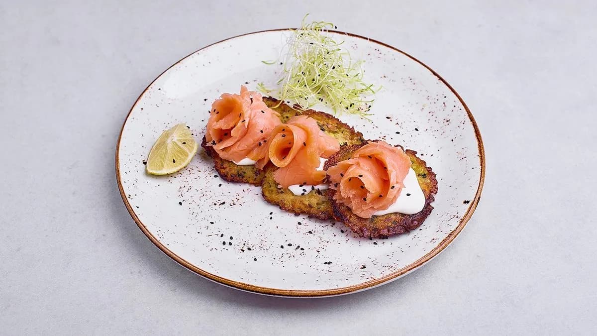 Placki ziemniaczane 3szt. z łososiem i śmietaną