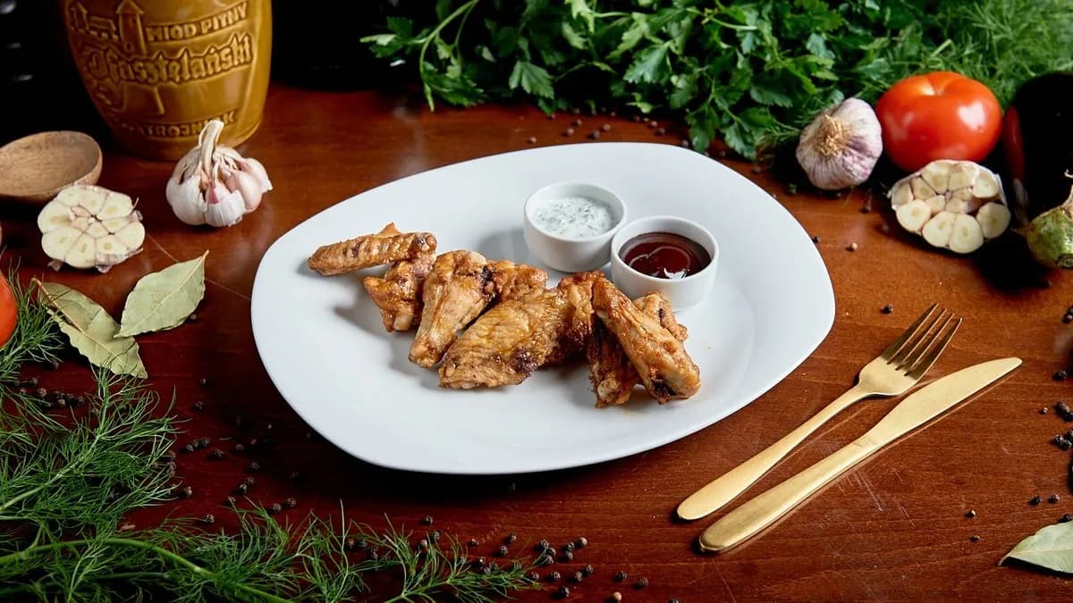 Skrzydełka gwardzistów z sosami BBQ i jogurtowo – czosnkowym