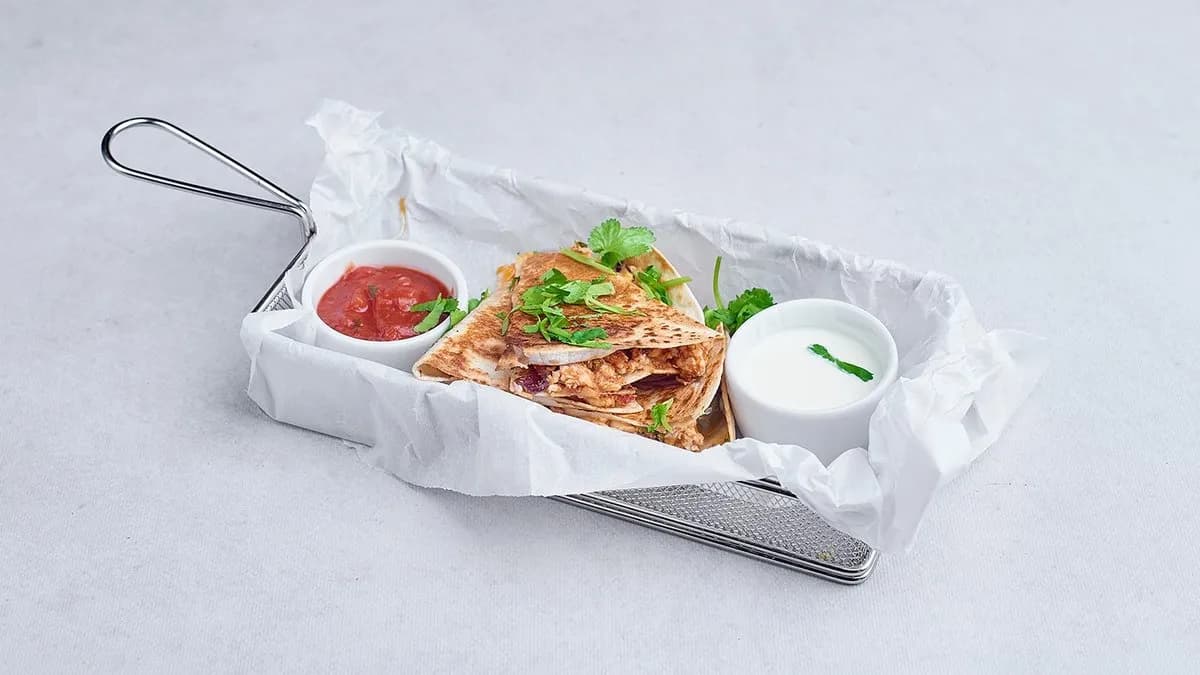 Quesadilla z kurczakiem lub wołowiną